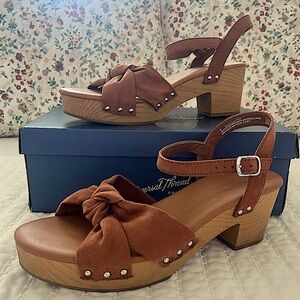 Universal Thread Women's Brown Sandals